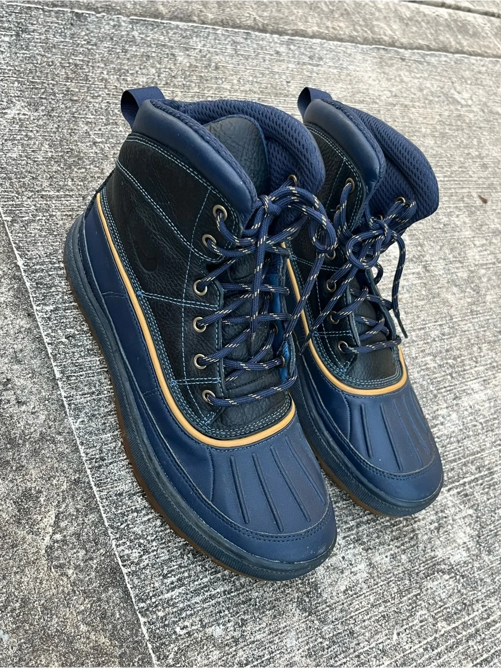 Nike Men's Navy and Tan Outdoor Lace-Up Boots